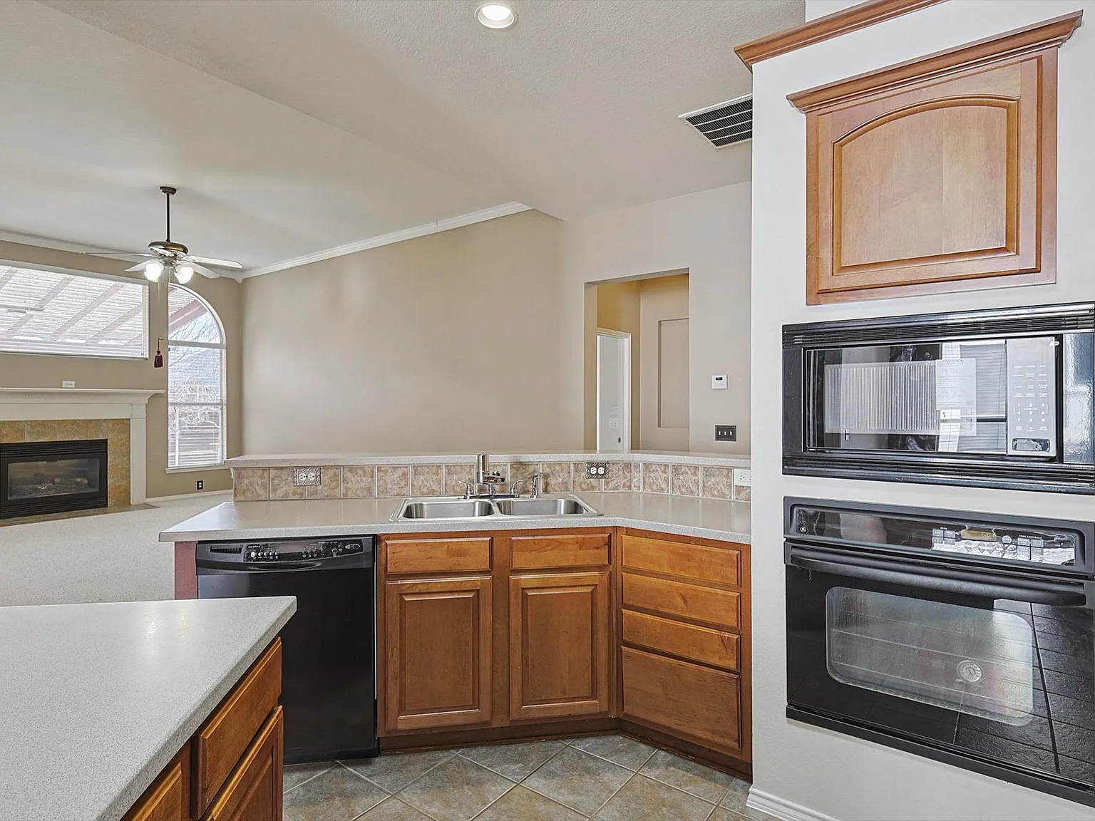 4 bed, 2.5 bath, 2564 sqft, $2,700 — Photo 4