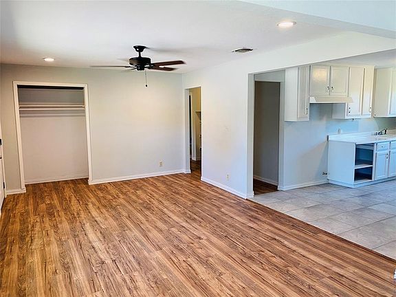 2nd image of 1008 E Lovers Ln