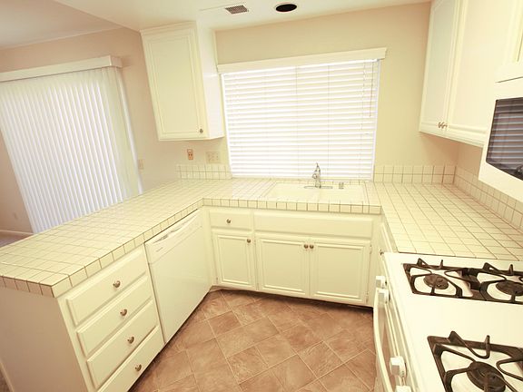 4th image of 1522 Enchantment Ave