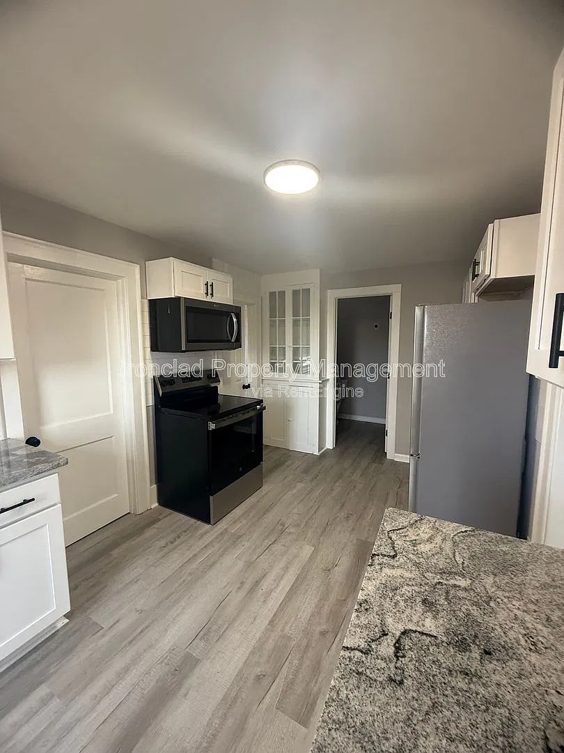 2 bed, 1.0 bath, 800 sqft, $1,472 — Photo 2