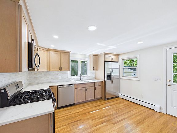 4th image of 22 Myrtle Ave