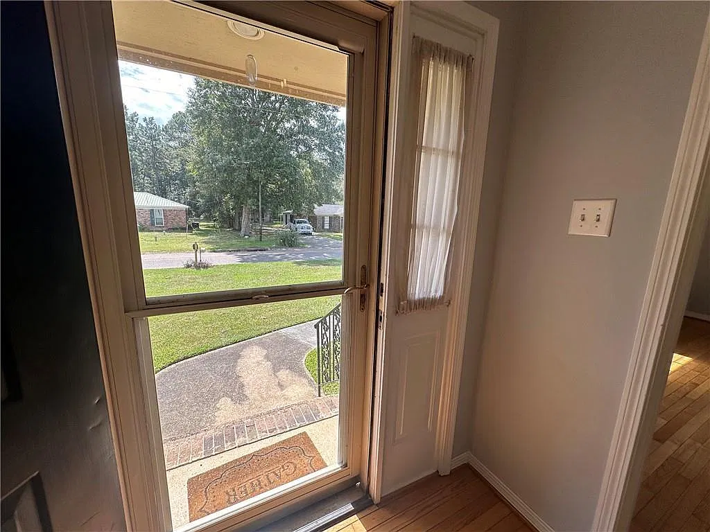 3 bed, 2.0 bath, 2017 sqft, $1,650 — Photo 2