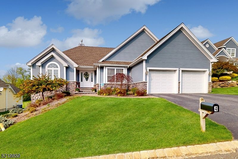 1st image of 4 Woodcott Dr