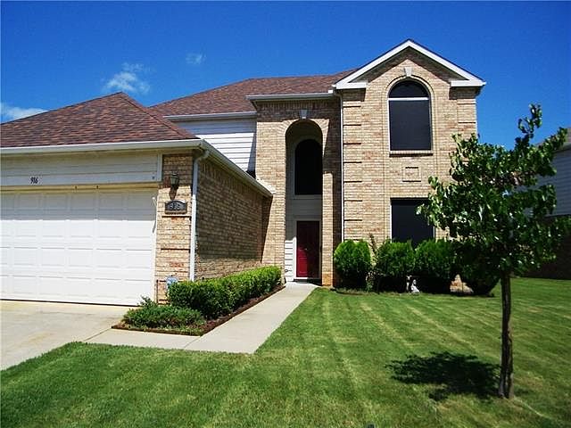 1st image of 916 Lake Bluff Dr