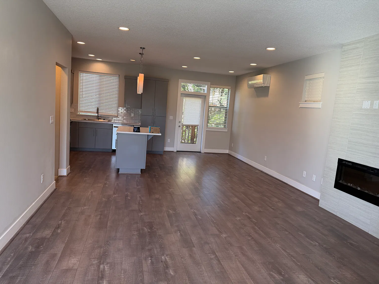 4 bed, 3.5 bath, 1689 sqft, $2,695 — Photo 2