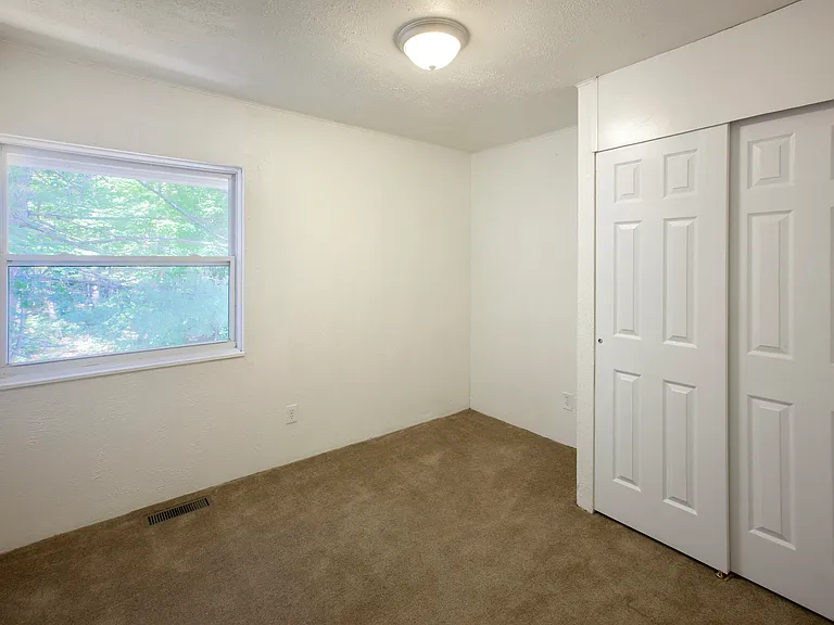 English Village Apartments — Photo 14