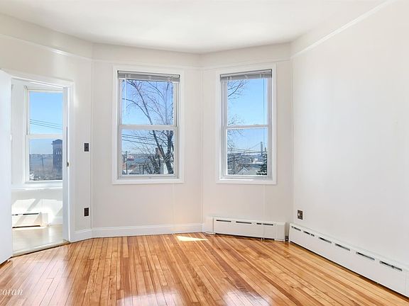 4th image of 80 Saint Pauls Ave