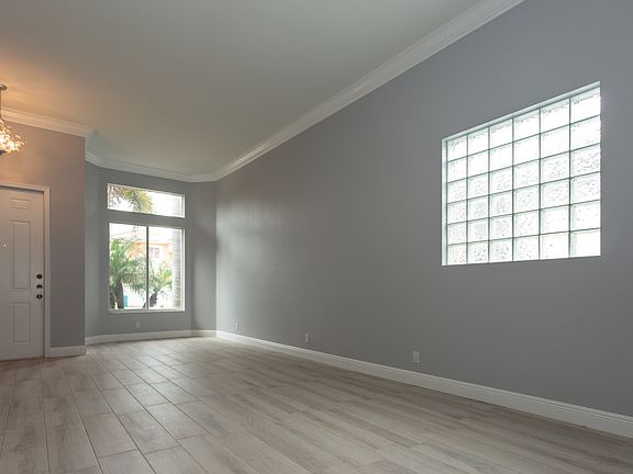 3rd image of 27 Country Lake Cir