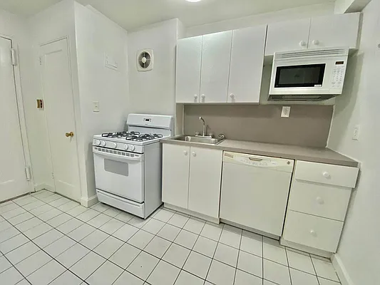 Rented by Contact Realty | media 15