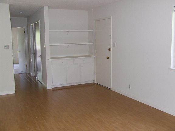 4th image of 2084 Ascot Dr #G