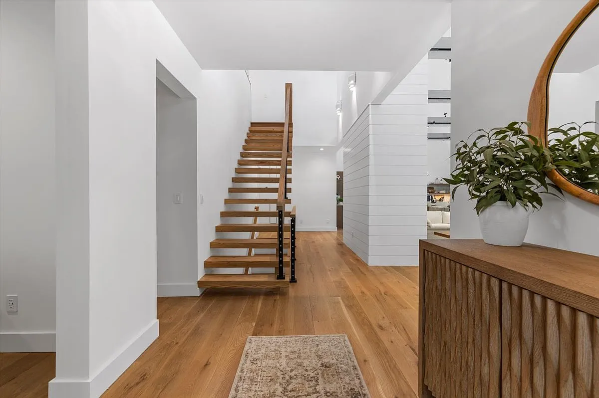 New Build in East Hampton with Pool — Photo 2