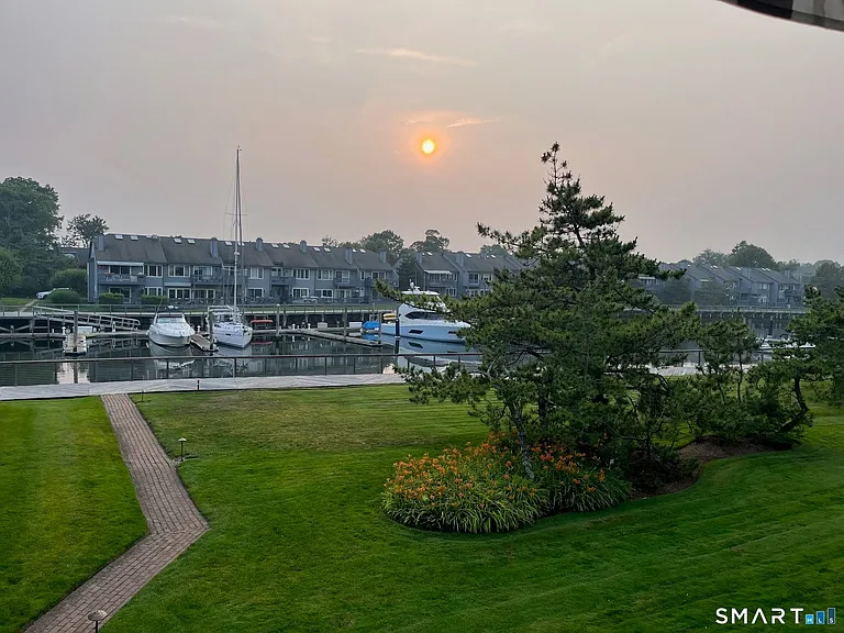 1 Island Dr #9 — Photo 34