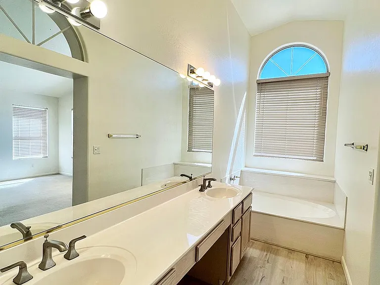 4851 W Oakland St — Photo 15