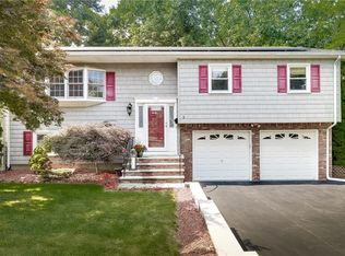 3 Hickory Ln, Garnerville, NY 10923