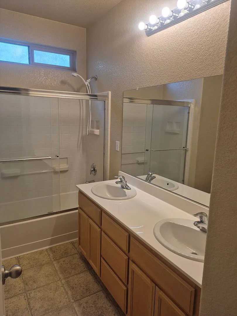 Updated 4 Bedroom Home — Photo 4