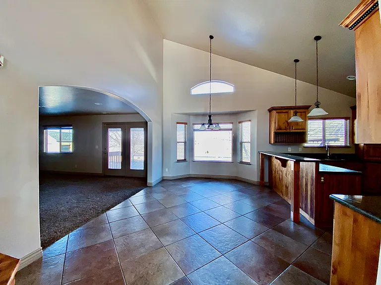 2410 E View Dr — Photo 5