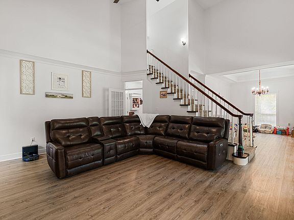 4th image of 8 Saint Charles Ave