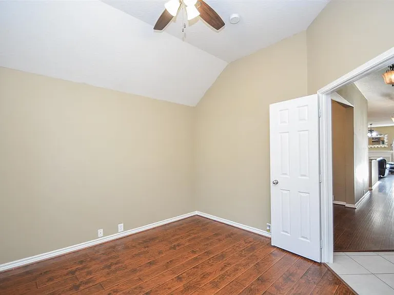 4914 Surrey Park Cir — Photo 8
