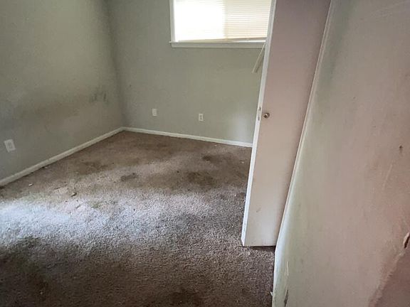 4th image of 916 Palm St