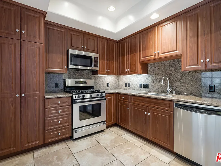 851 N San Vicente Blvd #102 — Photo 22