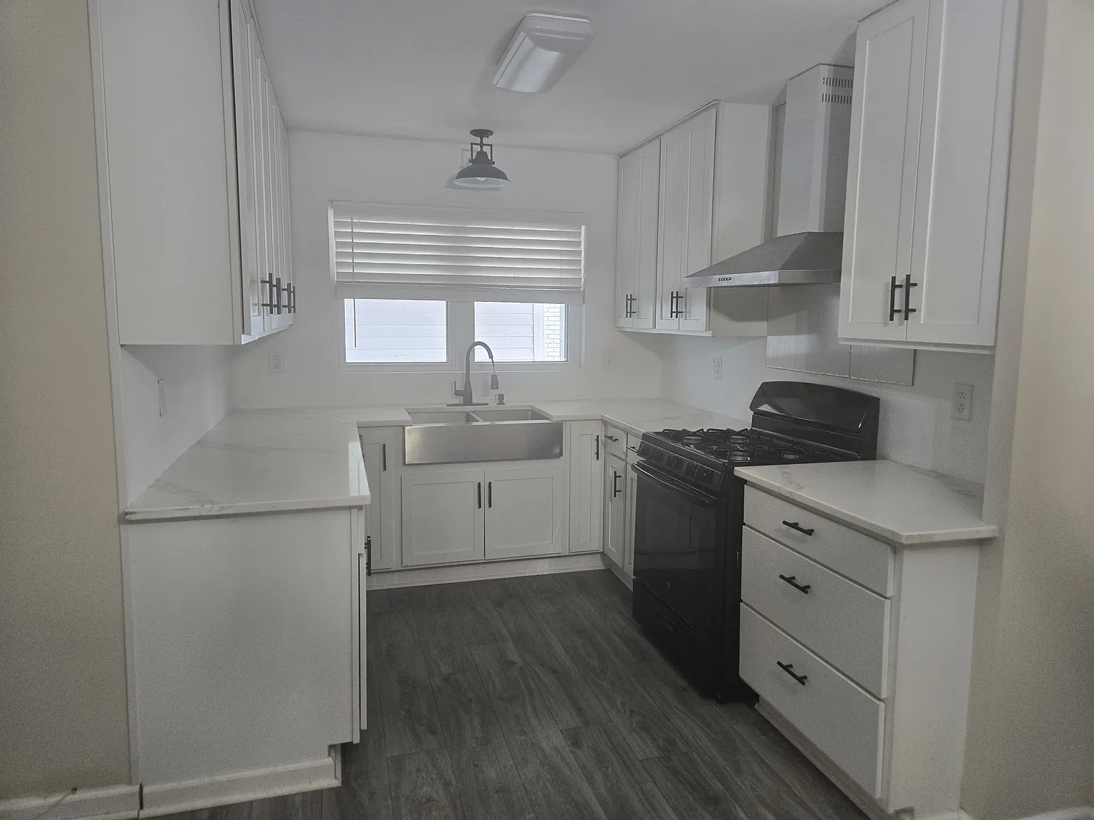 3 bed, 1.5 bath, 1300 sqft, $1,400 — Photo 3