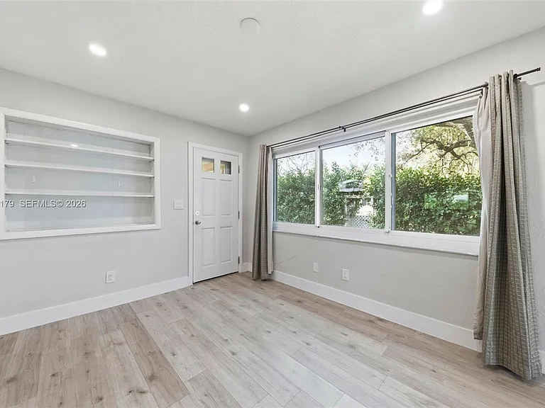 4561 SW 25th Ter — Photo 12