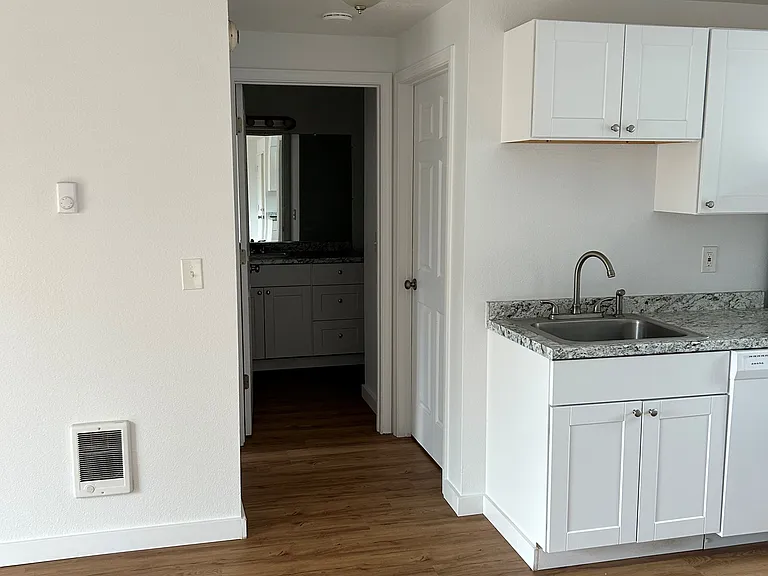 1811 E Reserve St #B10 — Photo 3