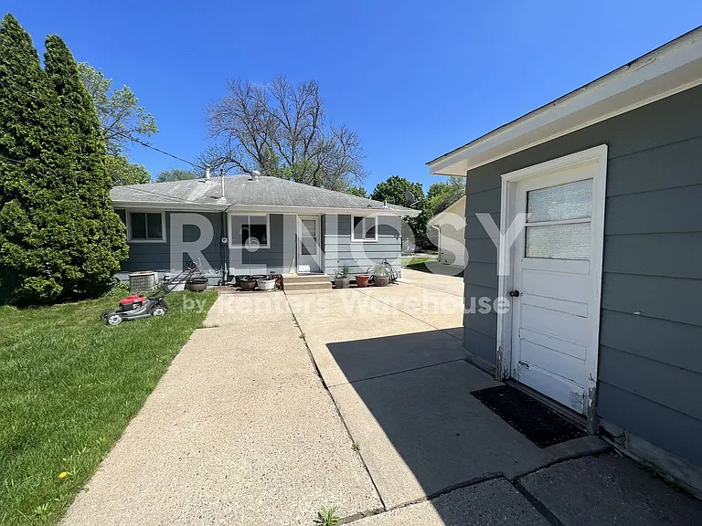 7404 Queen Ave S — Photo 18