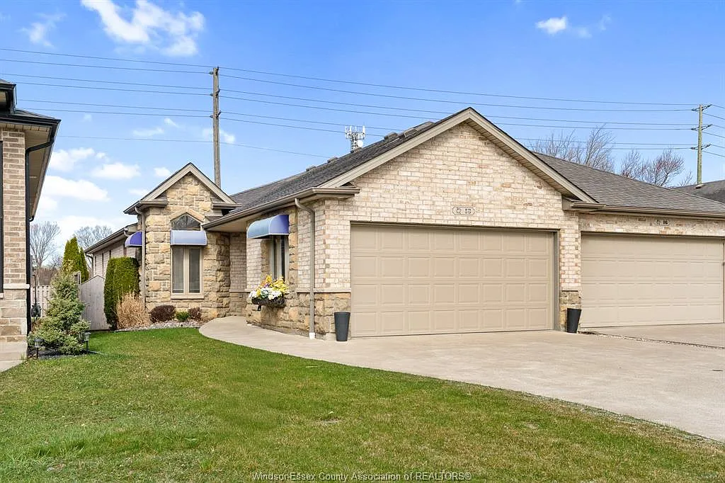18 Hazel Cres photo 1