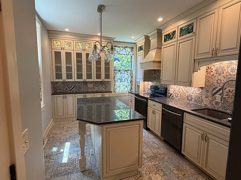 503 Russell St — Photo 18
