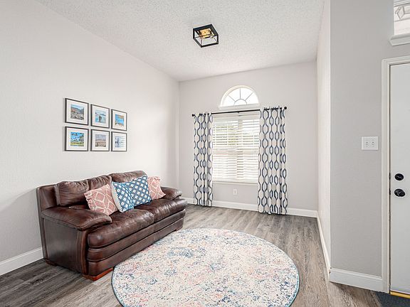 4th image of 2128 Fountain Dr