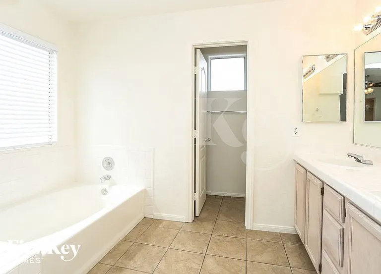 4333 Matinee Ave — Photo 8