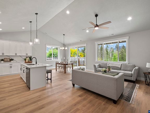 3rd image of 241 Dogwood Dr