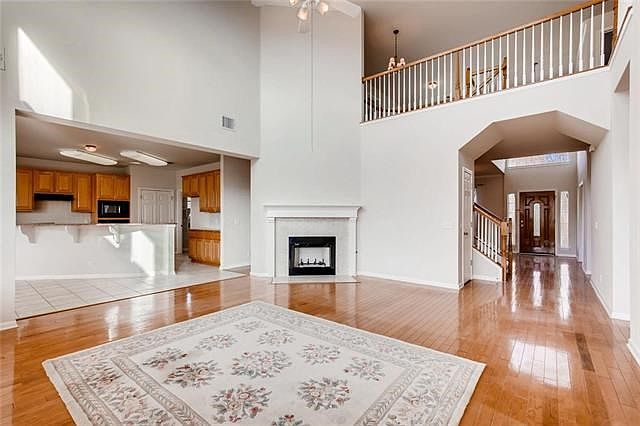Spacious living area great for entertaining!