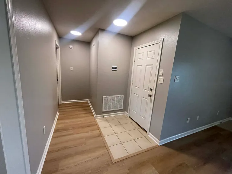 805 Brownstone Dr — Photo 4