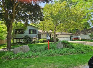 406 Wakeman St, Fenton, MI 48430