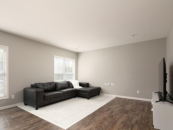 4th image of 260 Brunswick Cir