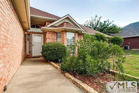 3rd image of 2801 Thunderbird Dr