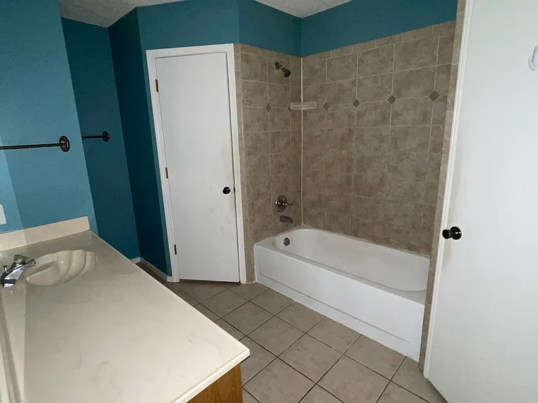 1712 N Aster Ave — Photo 9