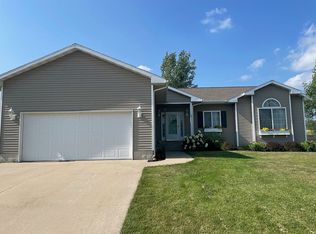 2320 Green Creek Rd, Cedar Falls, IA 50613