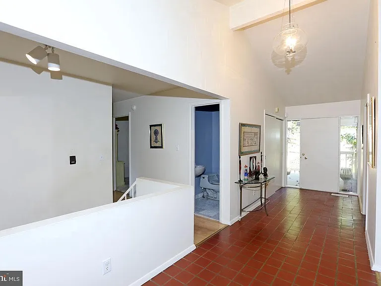6900 Heatherhill Rd — Photo 9