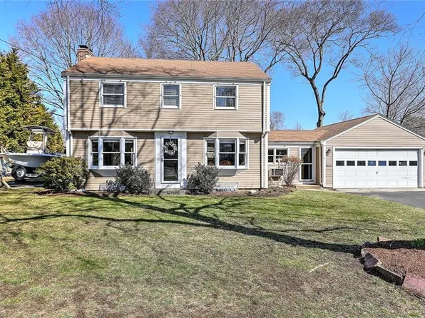 7 Deerfield Dr, Barrington, RI 02806