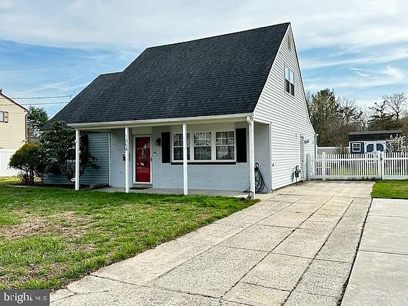 3rd image of 1054 Bradford Dr