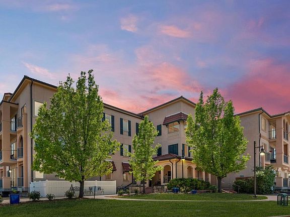 Building with secured entrance