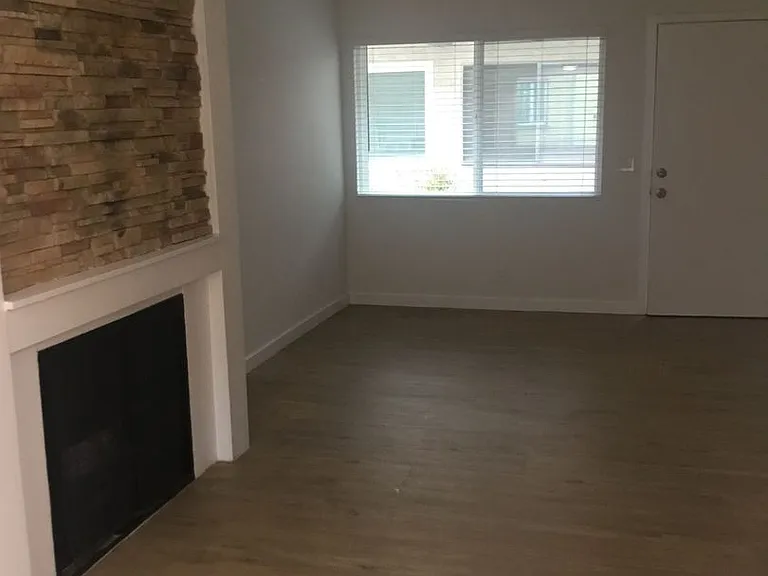 COMPLETELY REMODELED TOWNHOUSE FOR RENT — Photo 17