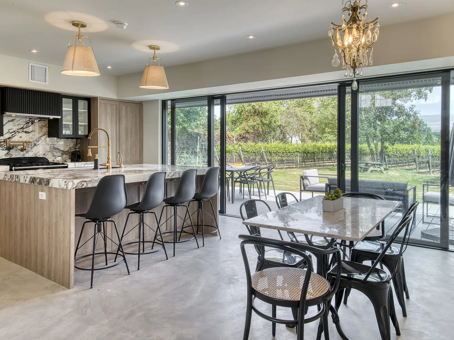 Orient Village private Modern Farmhouse with Vineyard and Pool — Photo 2