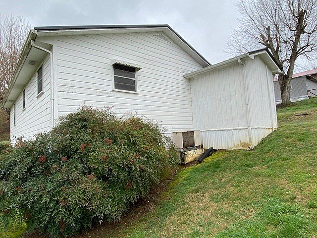 2nd image of 213 White Oak St