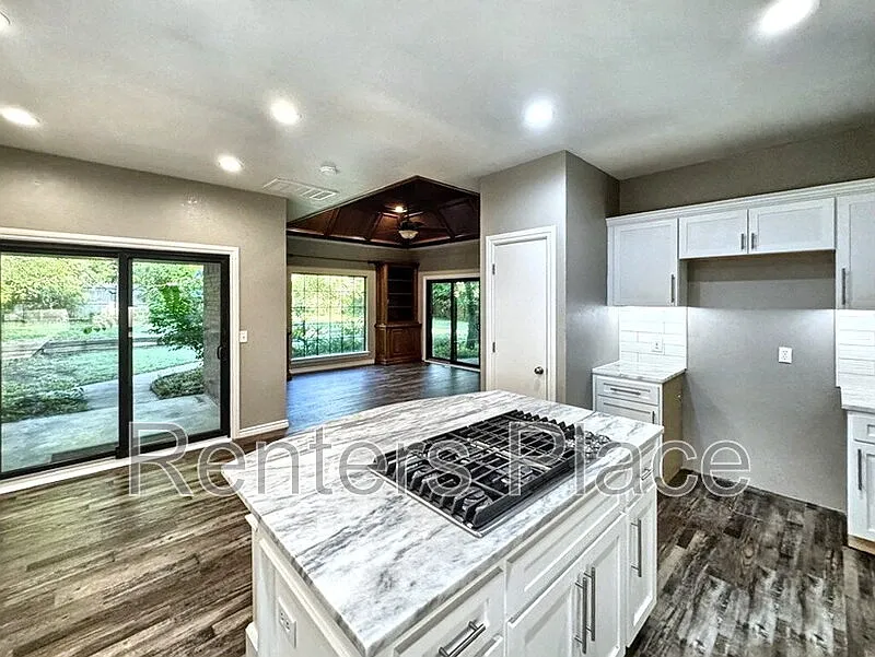 4 bed, 2.5 bath, 2895 sqft, $2,895 — Photo 4