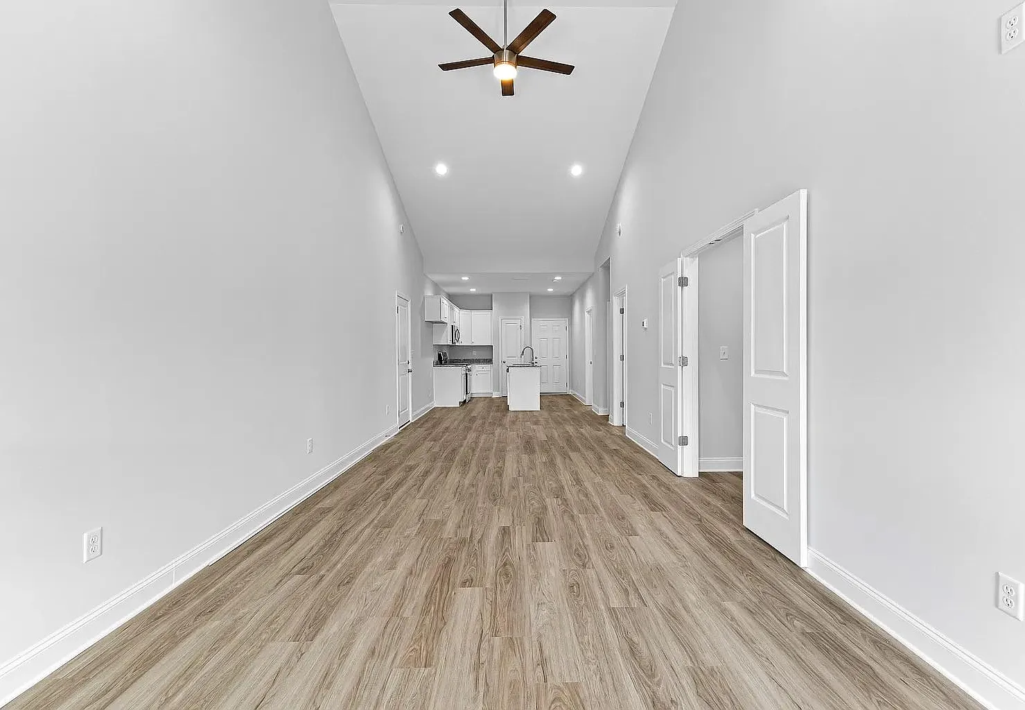217 Lenox Cir — Photo 3
