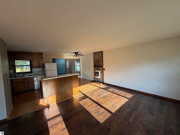 3rd image of 1115 Park St